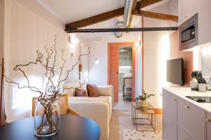a living room with a couch and a table at Apartamentos 4Duques in Cáceres