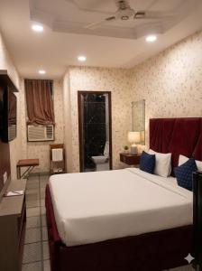 a bedroom with a large white bed in a room at Hotel Cloud Inn in New Delhi