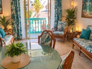 a living room with a glass table and chairs at Suites Acapulco Real in Acapulco