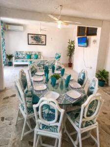 a dining room with a table and chairs at Suites Acapulco Real in Acapulco