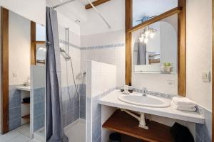 a bathroom with a sink and a shower at l'Azur Viennois in Vienne +12 photos