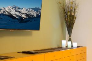 A television and/or entertainment centre at Ferienwohnung - Bergblick - Vandans