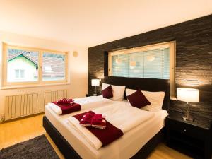 A bed or beds in a room at Ferienwohnung - Bergblick - Vandans