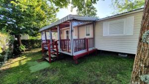 a screened in porch on a manufactured home at 3 chambres mimizan gastes biscarrosse camping siblu in Gastes