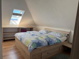 ein Schlafzimmer mit einem Bett und einem Fenster in der Unterkunft Apartments Zupan in Šenčur