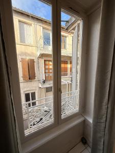 a window with a view of a building at l'Azur Viennois in Vienne
