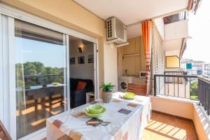 a room with a table and a balcony at Apartamento Serenity in Cunit