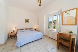 เตียงในห้องที่ Appartamenti Villa Miramare