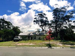 a white truck parked in front of a house at Happy Mountain House in Blackheath