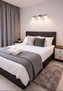 ein Schlafzimmer mit einem großen Bett, auf dem zwei Handtücher liegen in der Unterkunft Ramgon in Gonio