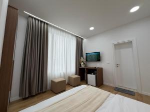 a bedroom with a large bed and a window at Loris Rooms in Yrshek