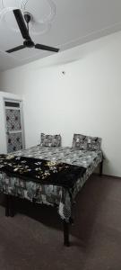 a table in a room with a white wall at बृजराज गेस्ट हाउस & rooms in Rīngas