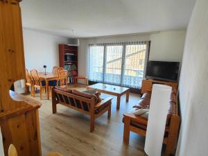 a living room with a couch and a table at Leissi2025 in Leissigen