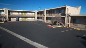 un aparcamiento vacío frente a un edificio en Tropic Lodge, en Anaheim