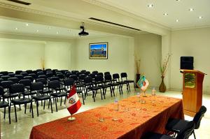 una sala de conferencias con una gran sala con sillas y mesas en Casona Plaza Hotel Puno, en Puno