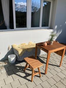 a coffee table and a bench next to a couch at Studio mit eigener Dusche und Küchenzeile in Elsau