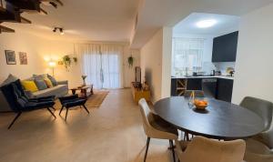 a kitchen and a living room with a table and chairs at בית נעים בין המדבר לים in Eilat