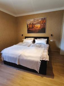 a bedroom with a large bed with white sheets at Hehlentor Fachwerkwohnung in Celle +38 photos