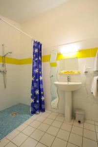 Ванна кімната в Logis Auberge La Cremaillere