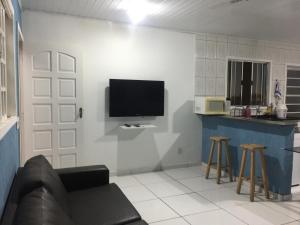 En tv och/eller ett underhållningssystem på Casa Praia Boracéia Bertioga