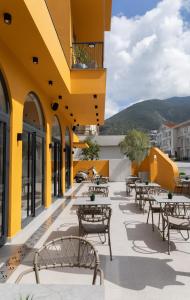 ein Innenhof mit Tischen und Stühlen an einem Gebäude in der Unterkunft WeSuites in Fethiye