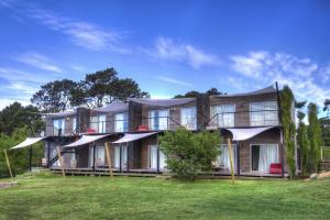 una casa grande con un gran patio delante en Dalarna Små Hotell, en Punta del Este