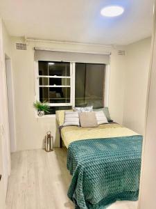 a bedroom with two beds and a window at Footsteps to Freshwater Beach in Freshwater