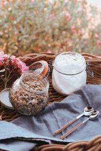 a basket with a jar of granola and two spoons at Tenuta La Macina in Polpenazze del Garda