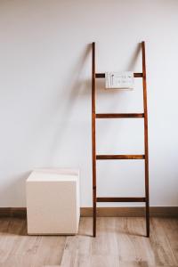 a ladder and a box next to a wall at Tenuta La Macina in Polpenazze del Garda
