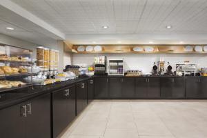 a large kitchen with aasteryasteryasteryasteryasteryasteryasteryasteryasteryasteryastery at Country Inn & Suites by Radisson, Florence, SC in Florence
