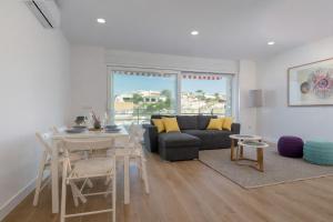 a living room with a table and a couch at Panther Home Manantial in El Puerto de Santa María