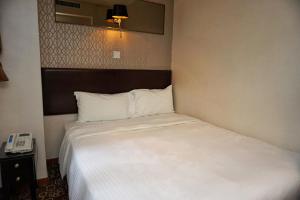Llit o llits en una habitació de Lander Hotel Prince Edward