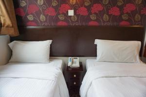Llit o llits en una habitació de Lander Hotel Prince Edward