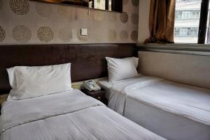 Llit o llits en una habitació de Lander Hotel Prince Edward