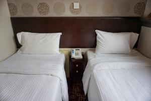 Llit o llits en una habitació de Lander Hotel Prince Edward