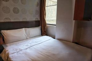 Llit o llits en una habitació de Lander Hotel Prince Edward