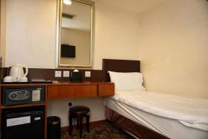 Llit o llits en una habitació de Lander Hotel Prince Edward