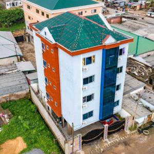 an overhead view of a building with a green roof at MB California Guest House in Bonabéri