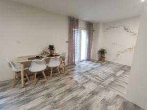 a dining room with a table and chairs at Apartmán U Tří Palem in Břeclav