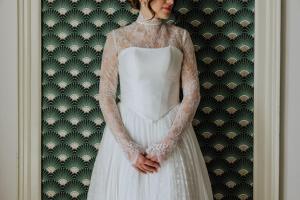 Eine Frau im Brautkleid steht vor einer Mauer in der Unterkunft Baroque in Acireale