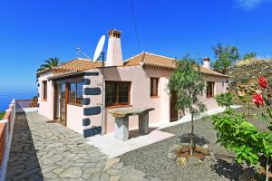 a villa with a view of the ocean at Casa La Castellana in Tijarafe