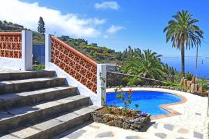 a villa with a swimming pool and stairs at Casa La Castellana in Tijarafe