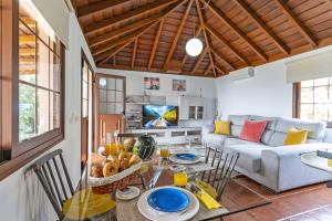 a living room with a table and a couch at Casa La Castellana in Tijarafe