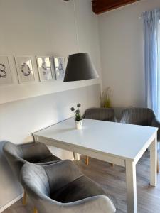 a living room with a white table and a chair at Ferienhaus SüdWest in Bosau