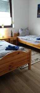 a bedroom with two beds and a window at Otto`s Ferienwohnung in Biedenkopf
