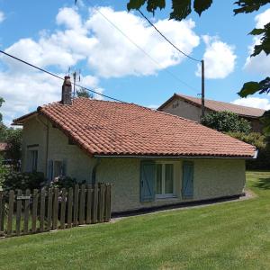 a small house with a fence in front of it at Le soleil in Chabanais