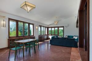 a living room with a couch and a table and chairs at Panther Home El Ancla Villa Premium con Piscina Privada in El Puerto de Santa María