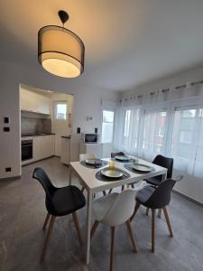 a kitchen and dining room with a table and chairs at Flexi flat Gosselies Providence 11 in Charleroi