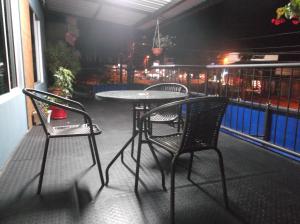 OritoHotel Monarca Putumayo的露台上的两把椅子和一张桌子