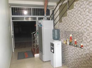 Hotel Monarca Putumayo的厨房或小厨房
